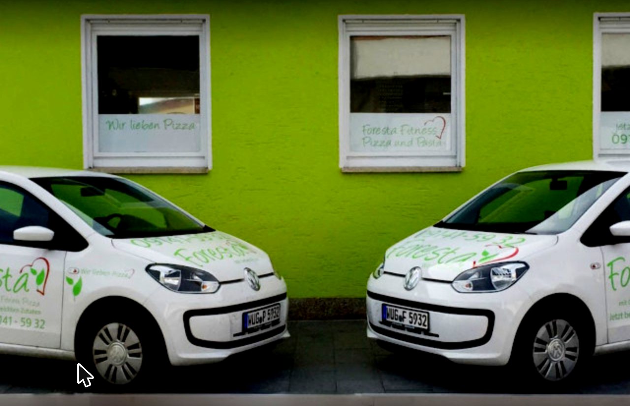 Die Foresta-Lieferautos vor dem Laden